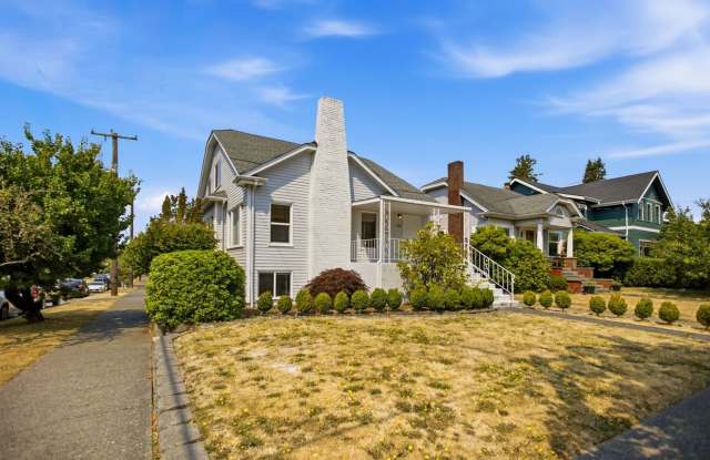 Steps from Green Lake ,6 bed 3 bath home with 2 kitchens and 2 laundry rooms. Gallery 3