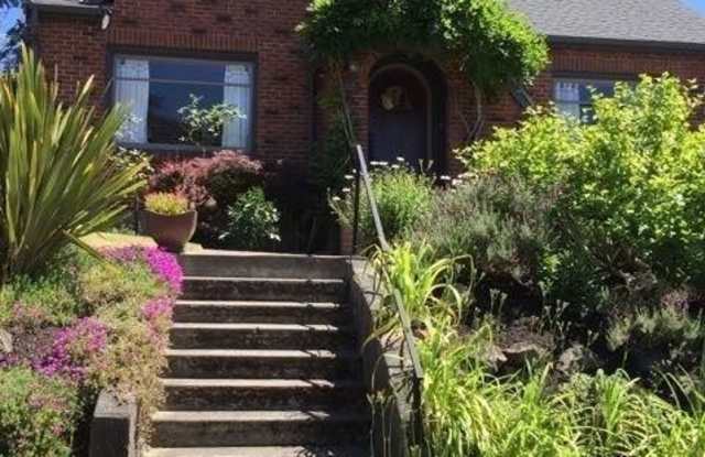 Vintage Union Hill Neighborhood Home walking distance to PSNS! photos photos