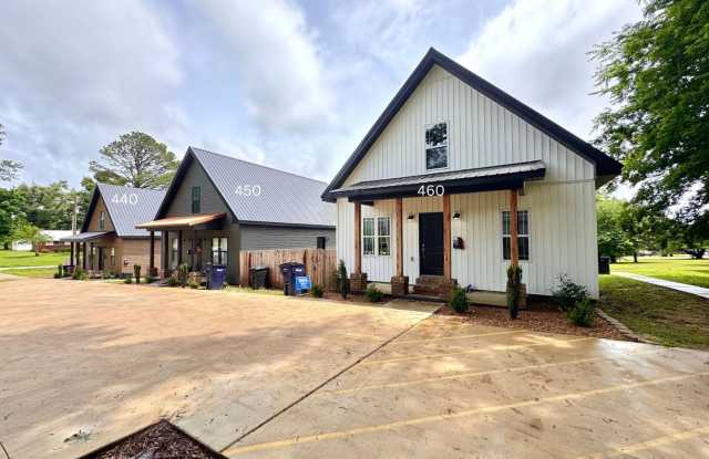 3 Bedroom • 2 Bath Duplex on 23rd Street! - 460 23rd Street, Batesville, AR 72501