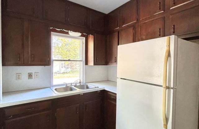 2 Bedroom 1 Bathroom Home - 402 Montrose Avenue, Kalamazoo, MI 49001