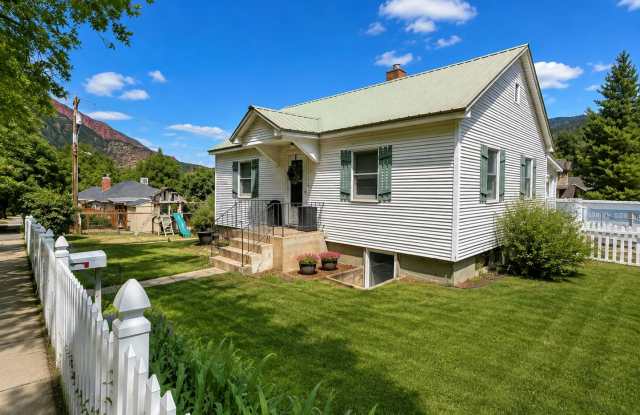 PET-FRIENDLY DOWNTOWN HOME | 3BR/2BA | FLEXIBLE 2-LEVEL LIVING | LARGE YARD photos photos PET-FRIENDLY DOWNTOWN HOME | 3BR/2BA | FLEXIBLE 2-LEVEL LIVING | LARGE YARD photos photos