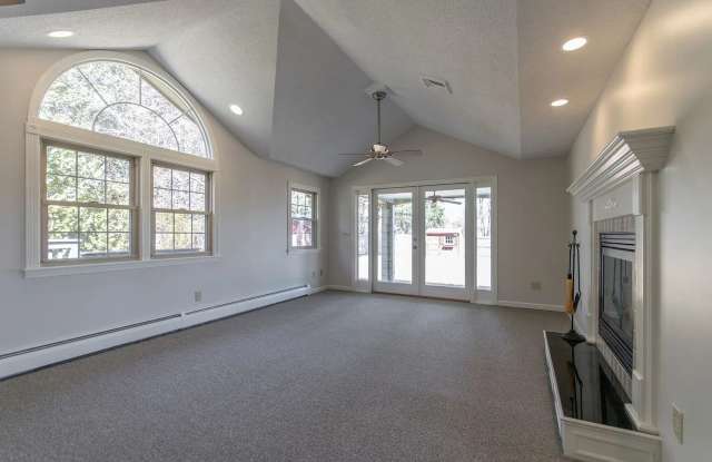 Charming 3BR House in East Longmeadow Gallery 4