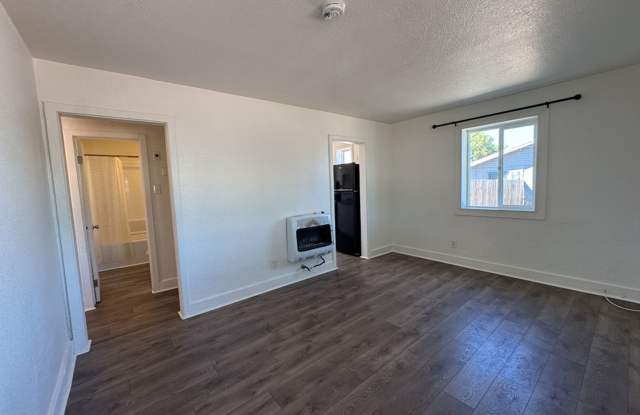 3 Bedroom, 1 Bath Apartment with Large Fenced Backyard Gallery 3