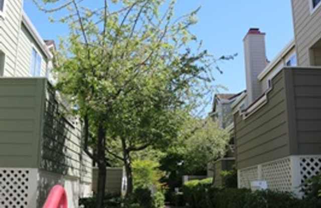 Amazing 2 bed 2.5 bath Townhome! Gallery 1
