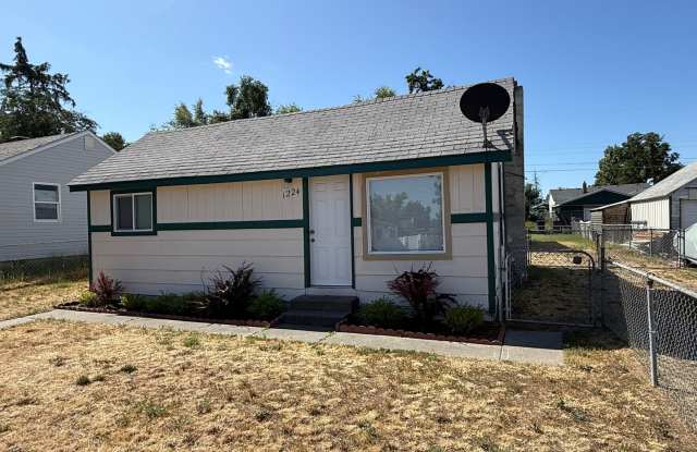 1 Bed 1 Bath home with fenced yard and a shop! photos photos