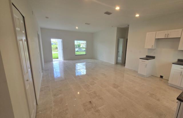 BRAND NEW 3/2/1-GREAT SW LEHIGH LOCATION Gallery 4