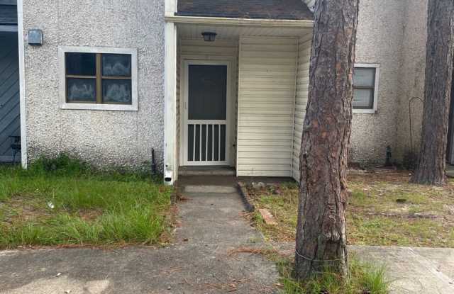 Cozy 2-Bedroom Townhome: Affordable Comfort in a Convenient Location - 140 Freedom Court, Hinesville, GA 31313