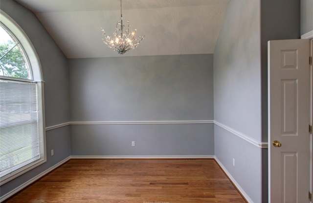 305 Landsburg Lane Gallery 3