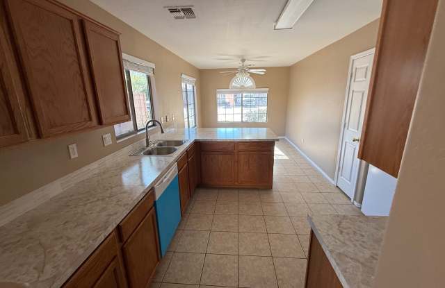 1636 E Bishop Dr Gallery 2