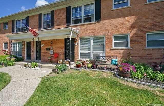 2906 W 13 Mile Road - 2906 West 13 Mile Road, Royal Oak, MI 48073