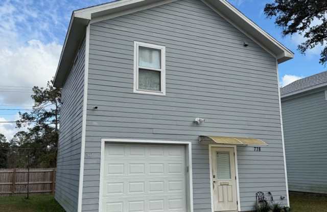New Resident Special! ONE MONTH FREE! Conveniently Located Townhome w/ Garage! photos photos
