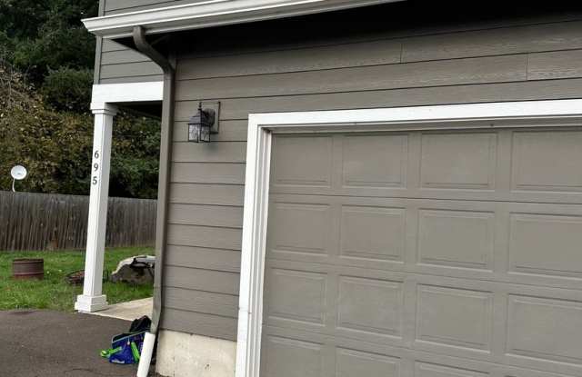 Newer 4 bedroom 2 1/2 bath Duplex Unit In Lebanon - 695 East Grant Street, Lebanon, OR 97355