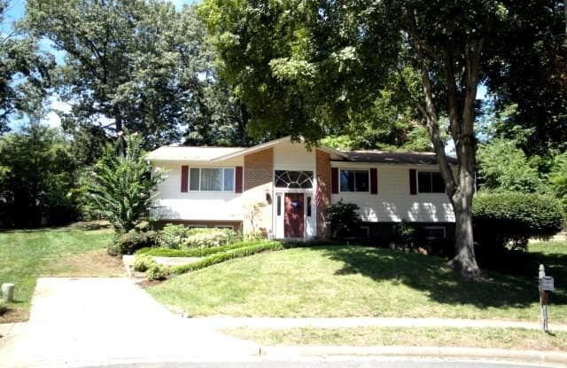 10026 W CONSTABLE COURT - 10026 West Constable Court, Kings Park West, VA 22032