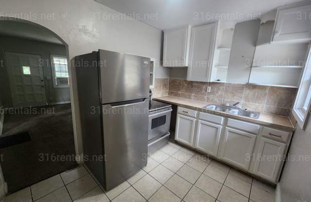 $895- 2 bedroom / 1 bathroom - Duplex Gallery 3