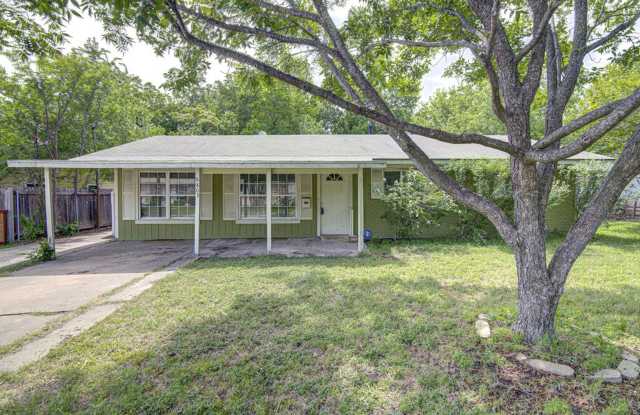 Charming North Austin Home with Oversized Backyard for Entertaining photos photos
