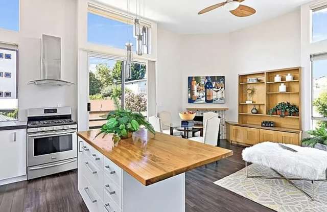 Charming 2BR Condo in Los Angeles Gallery 4