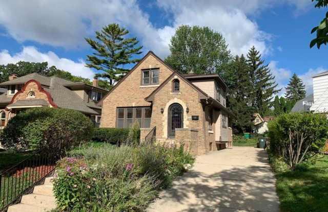 4 Bedroom Single-Family House in Shorewood photos photos 4 Bedroom Single-Family House in Shorewood photos photos