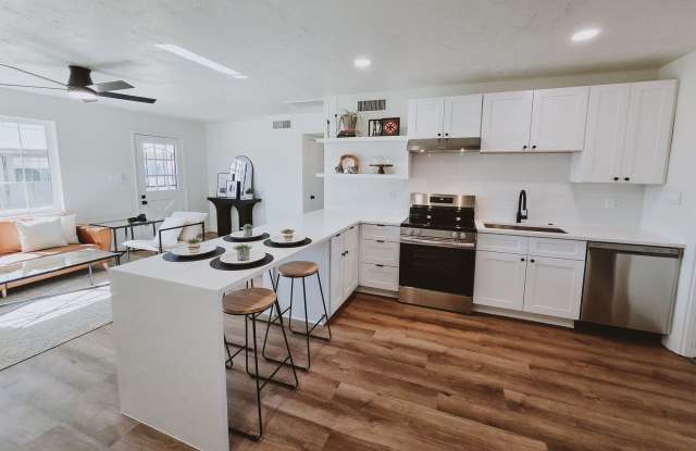 Fully Remodeled 2 Bedroom 1 Bathroom Mesa Townhome WATER/SEWER/TRASH included! Gallery 3