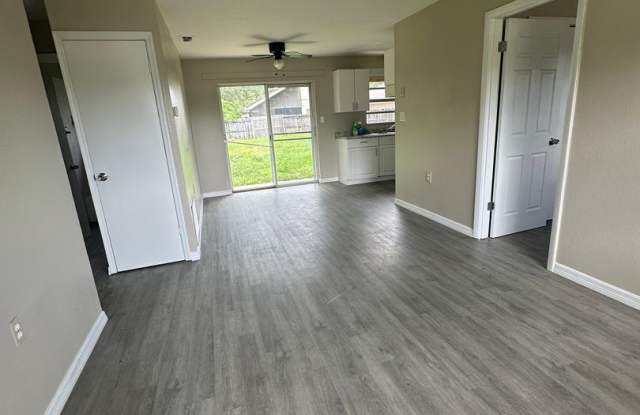 3 bedroom home with fenced yard Gallery 3