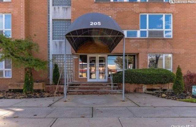 205 Mineola Boulevard photos photos