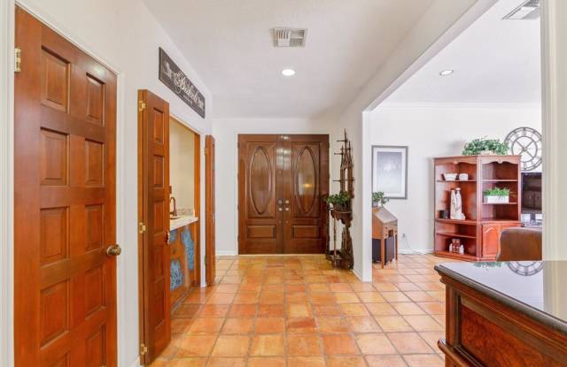 1327 E Brooklake Drive Gallery 4