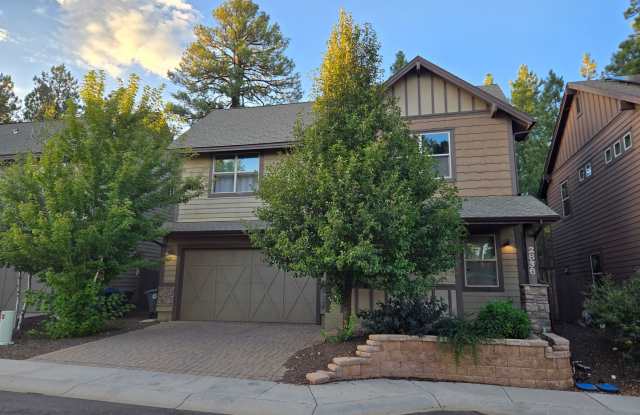 Cozy Presidio in the Pines Home! 3 Bed, 2.5 Bath + 2 Car Gar! Students & Pets OK! - Avail. Oct 1st! Gallery 1