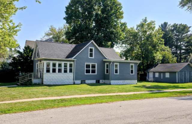 221 West Porter Avenue - 221 West Porter Avenue, Chesterton, IN 46304