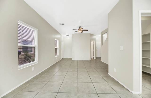 2 bedroom Townhome with a yard Gallery 4