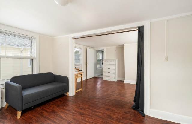 Charming second-floor, one-bedroom rental in Princeton Gallery 3
