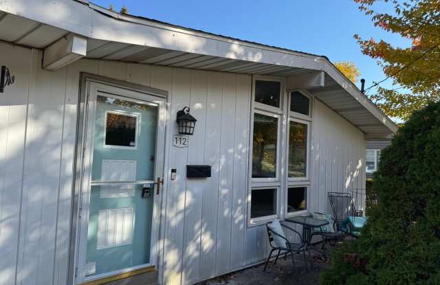 Three Bedroom / 1.5 Bathroom House AVAILABLE October Gallery 3