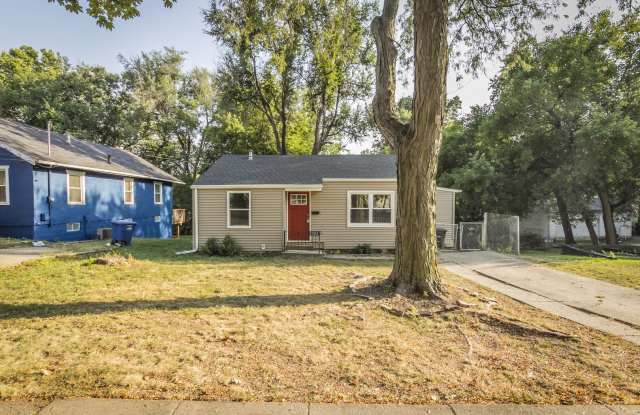 Adorable 2 Bedroom 1 Bath Home - 2502 Woodland Avenue, Des Moines, IA 50312