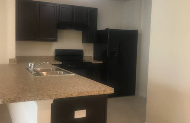 3 Bedroom 2.5 Bath Townhome For Rent at 371 Arbor Lakes Drive Davenport, Fl. 33896 Gallery 3