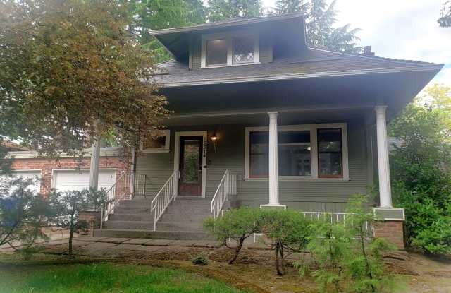 Large Unique House with Big Fenced Yard photos photos Large Unique House with Big Fenced Yard photos photos