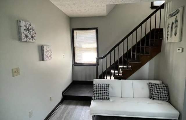 87 Townsend Ave Gallery 2