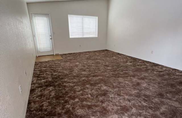 Tri-level 2 Bedroom, 1.5 Bathroom Duplex - Located near Sky Lakes and Oregon Tech! Gallery 3