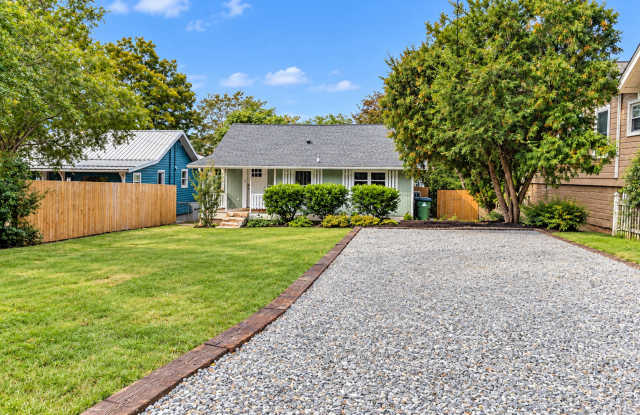 Recently Renovated Cottage in Asheville- Close to the VA Hospital Gallery 1