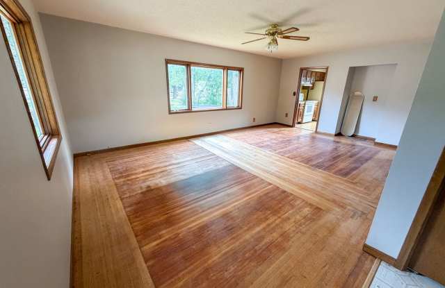 609 N Edmunds- 4 bedroom, 1.5 bathroom house with a large garage, off street parking and central AC. Gallery 3