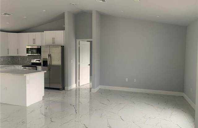 3211 43 St SW photos photos