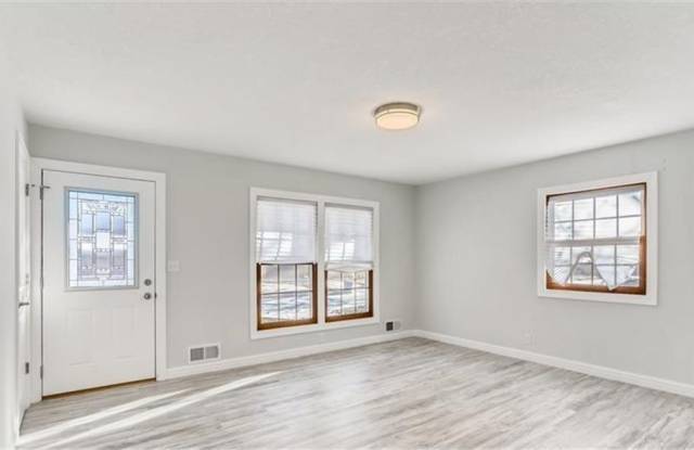 2216 Thorndale Avenue Gallery 2