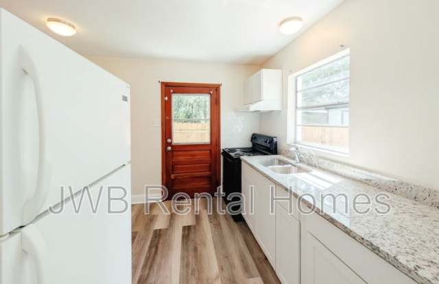6135 Lynnwood Ave Unit B Gallery 3