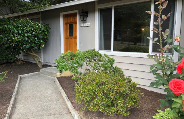 Stylish Kirkland Rambler with Fenced Yard for Great Outdoor Entertaining Space! - 13430 98th Avenue Northeast, Kirkland, WA 98034