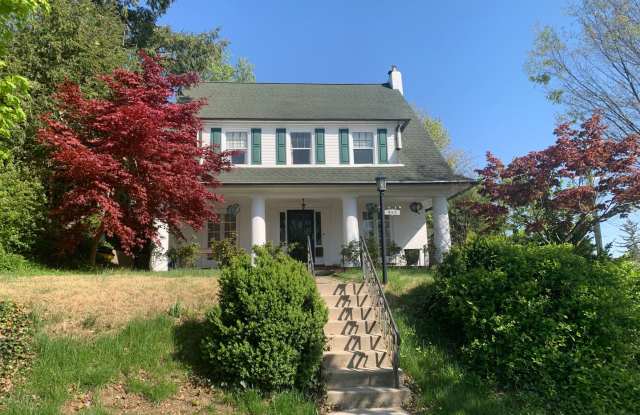 4 Bedroom Colonial on the Avenues- Large yard and Garage photos photos
