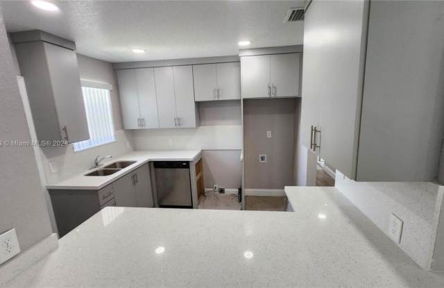 17555 NW 29th Ct Gallery 4