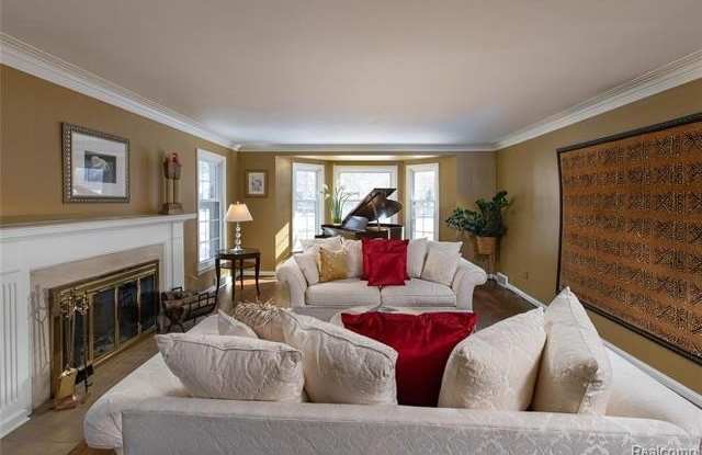 19451 ARGYLE Crescent Gallery 4