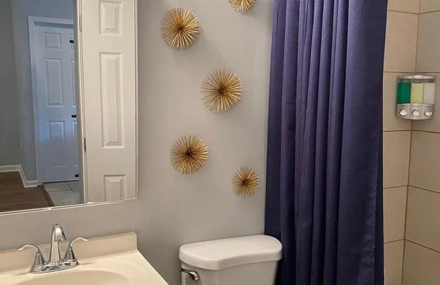Room in 4 Bedroom Home at Jones Ave NW Gallery 4