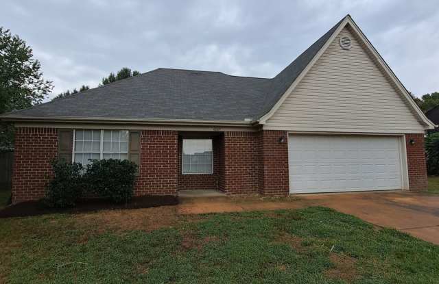 Welcome to this charming 3 bedroom, 2 bathroom brick beauty located on a cove lot in Olive Branch, MS. - 6067 Brooks Cove, Olive Branch, MS 38654