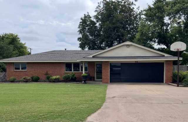 910 Washington St - 910 Washington Street, Sentinel, OK 73664