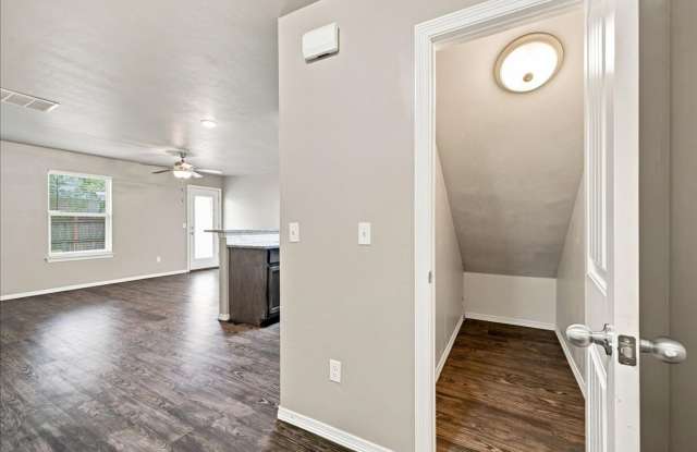 3 Bed 2.5 Bath 2 Car Garage Duplex Gallery 4