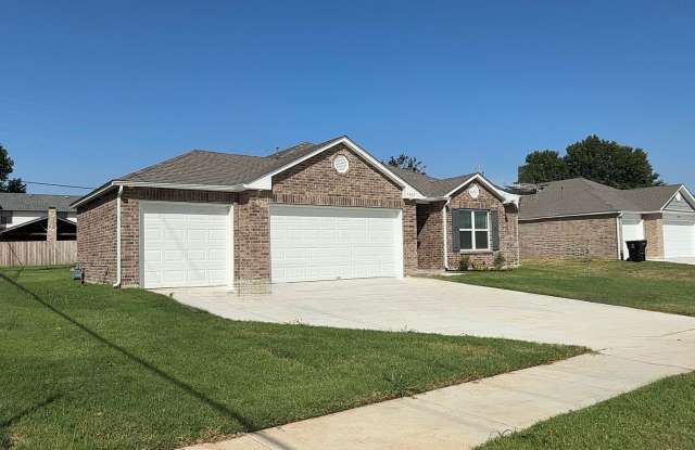 Beautiful new construction 4/2/3 home in Broken Arrow offering a contemporary open floor plan! Gallery 1