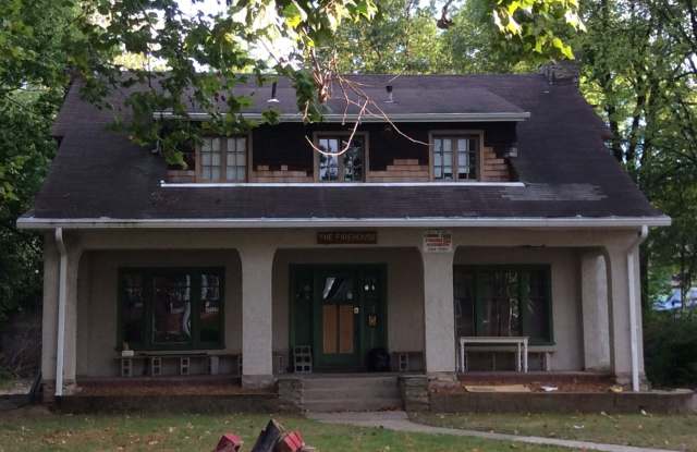 6 bedroom 2 full bath single family home with yard Gallery 4